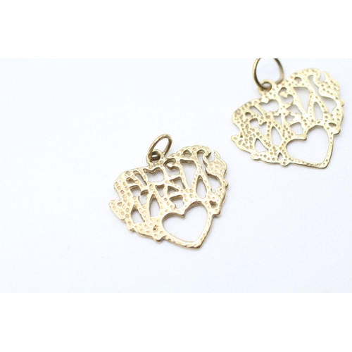 104 - 9ct gold set of two special nana pendants (1.1g)