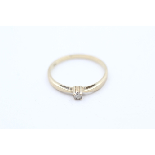 112 - 9ct gold diamond single stone ring (1.1g)