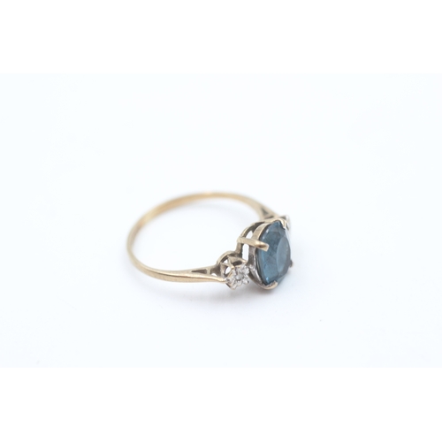 114 - 9ct gold diamond and topaz trilogy ring (1.3g)