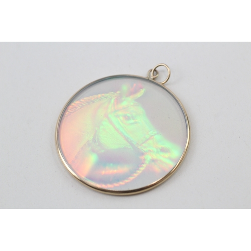 120 - 9ct gold horse hologram pendant (6.9g)