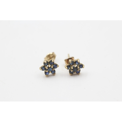 134 - 9ct gold saphhire floral cluster stud earrings (0.6g)