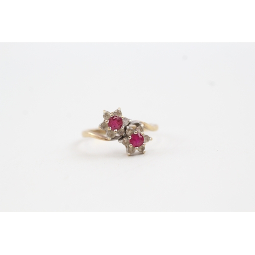 142 - 9ct gold red and white gemstone set bypass floral cluster ring (2.3g)