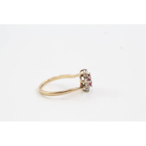 142 - 9ct gold red and white gemstone set bypass floral cluster ring (2.3g)