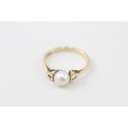 144 - 9ct gold cultured pearl set solitaire ring (1.8g)