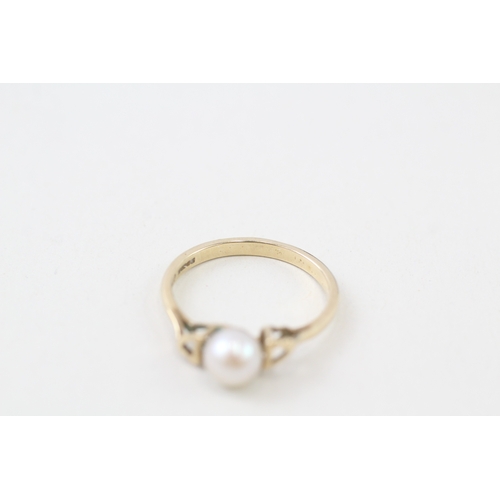 144 - 9ct gold cultured pearl set solitaire ring (1.8g)