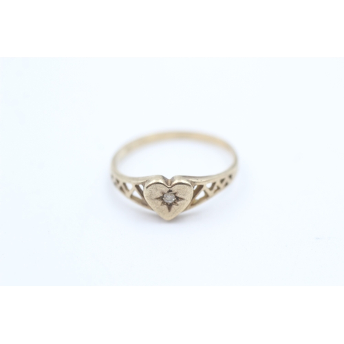 155 - 9ct gold paste heart signet ring (1.1g)