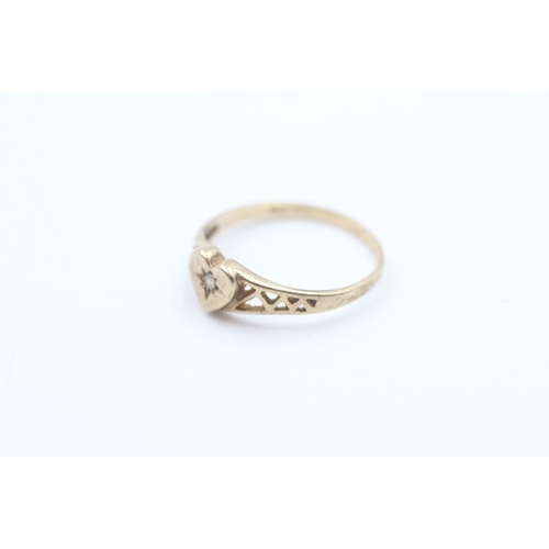 155 - 9ct gold paste heart signet ring (1.1g)