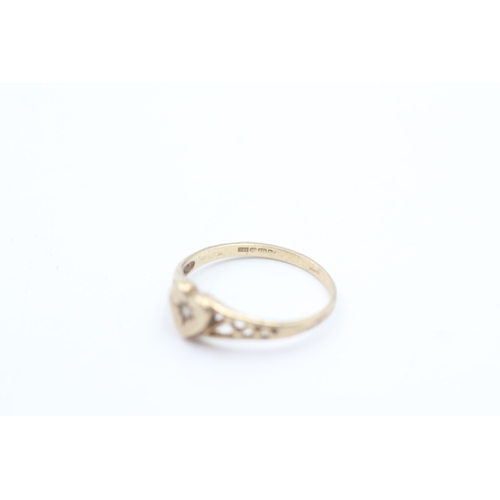 155 - 9ct gold paste heart signet ring (1.1g)