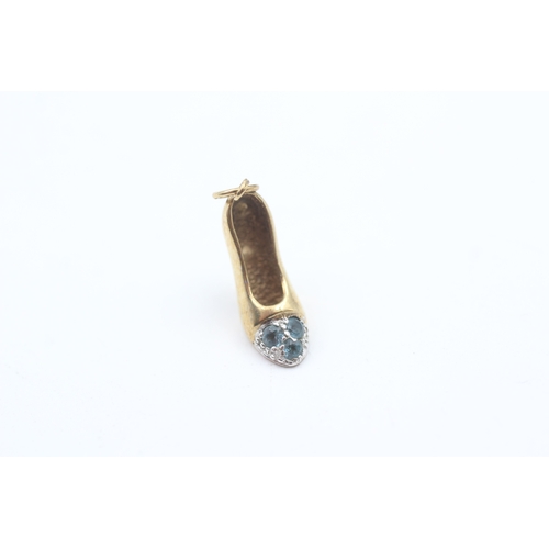 161 - 9ct gold blue gemstone shoe charm (1.8g)