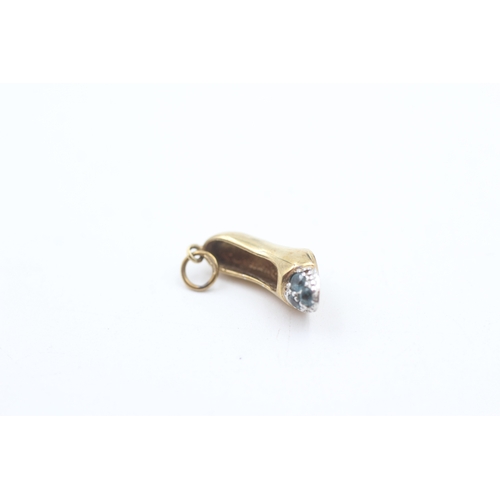 161 - 9ct gold blue gemstone shoe charm (1.8g)