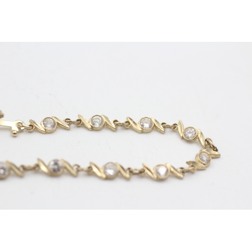 166 - 9ct gold cubic zirconia wave tennis bracelet (2.8g)