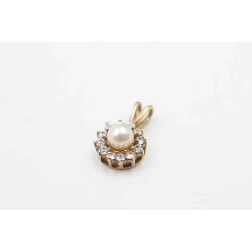 169 - 9ct gold cultured pearl and cubic zirconia halo pendant (1.5g)