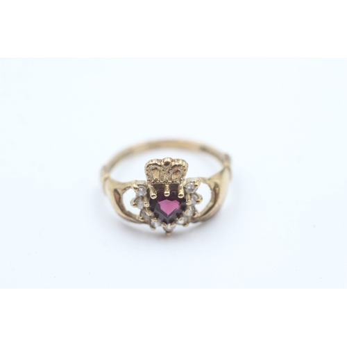 170 - 9ct gold white gemstone and garnet claddagh ring (1.9g)