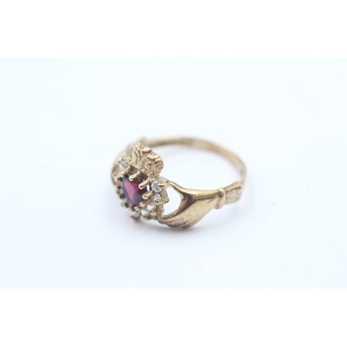 170 - 9ct gold white gemstone and garnet claddagh ring (1.9g)