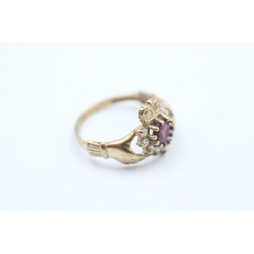 170 - 9ct gold white gemstone and garnet claddagh ring (1.9g)