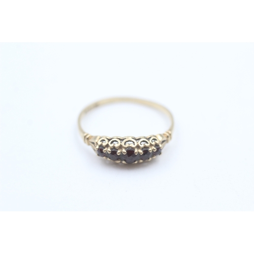 171 - 9ct gold garnet five stone ring (1.4g)