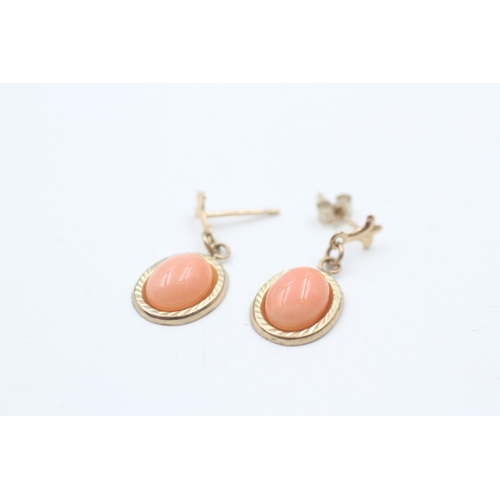 189 - 9ct gold vintage cabochon cut coral drop earrings with posts (1g)