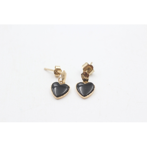 190 - 9ct gold onyx heart drop earrings with posts (0.7g)