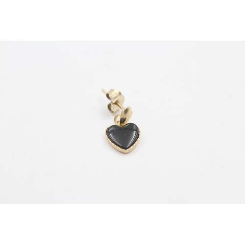 190 - 9ct gold onyx heart drop earrings with posts (0.7g)