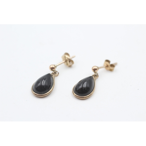 192 - 9ct gold vintage onyx drop earrings with posts (1.4g)