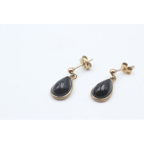 192 - 9ct gold vintage onyx drop earrings with posts (1.4g)