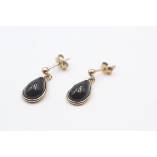 192 - 9ct gold vintage onyx drop earrings with posts (1.4g)