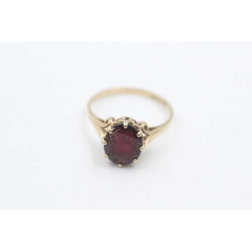 195 - 9ct gold vintage garnet solitaire dress ring (2.1g)