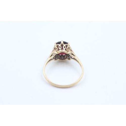 195 - 9ct gold vintage garnet solitaire dress ring (2.1g)