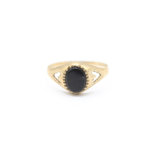 197 - 9ct gold vintage cabochon cut onxy signet ring (1.3g)