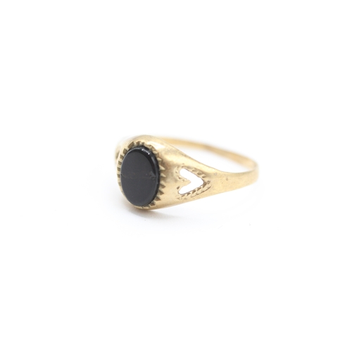 197 - 9ct gold vintage cabochon cut onxy signet ring (1.3g)