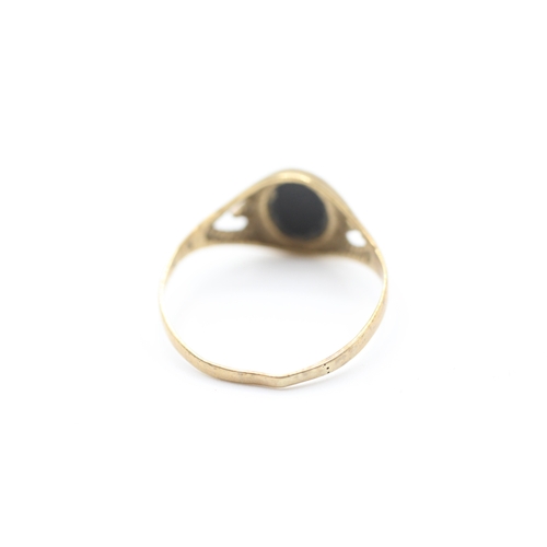 197 - 9ct gold vintage cabochon cut onxy signet ring (1.3g)