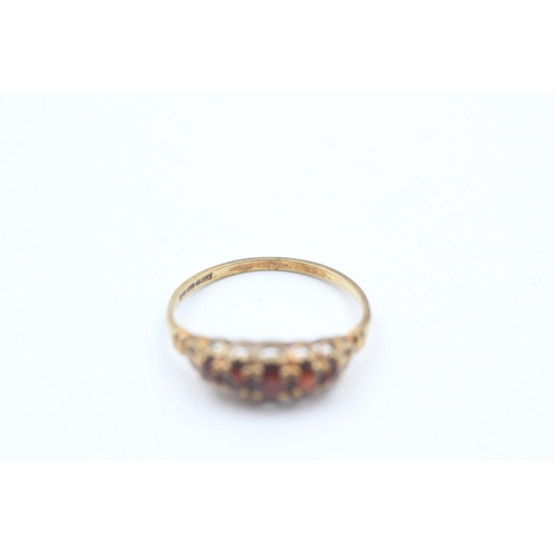 203 - 9ct gold graduated garnet five stone dress ring (1.3g)