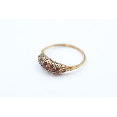 203 - 9ct gold graduated garnet five stone dress ring (1.3g)