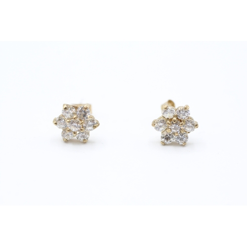 220 - 9ct gold cubic zirconia floral cluster stud earrings (1g)