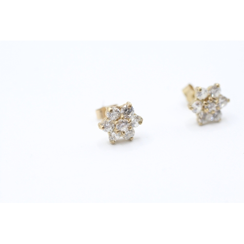 220 - 9ct gold cubic zirconia floral cluster stud earrings (1g)