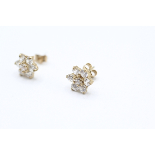 220 - 9ct gold cubic zirconia floral cluster stud earrings (1g)