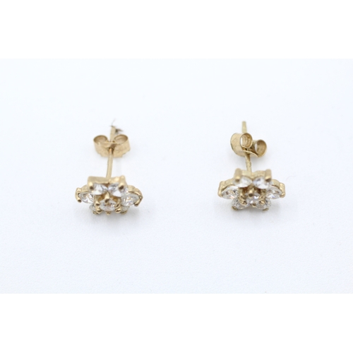 220 - 9ct gold cubic zirconia floral cluster stud earrings (1g)