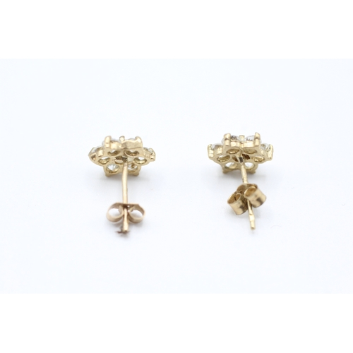 220 - 9ct gold cubic zirconia floral cluster stud earrings (1g)