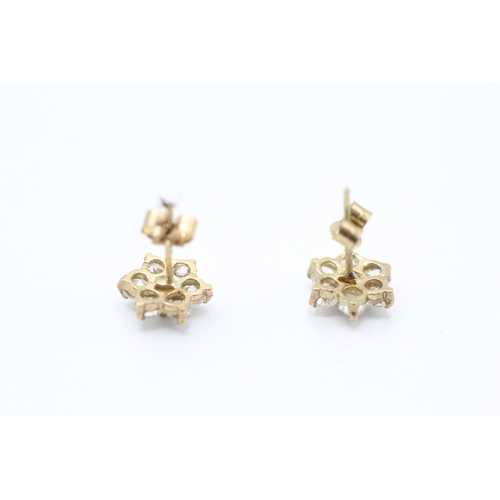 220 - 9ct gold cubic zirconia floral cluster stud earrings (1g)