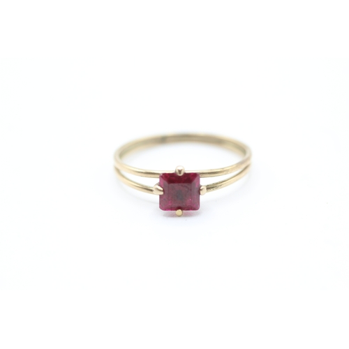 222 - 9ct gold square cut red gemstone solitaire dress ring with split shoulders (1.2g)