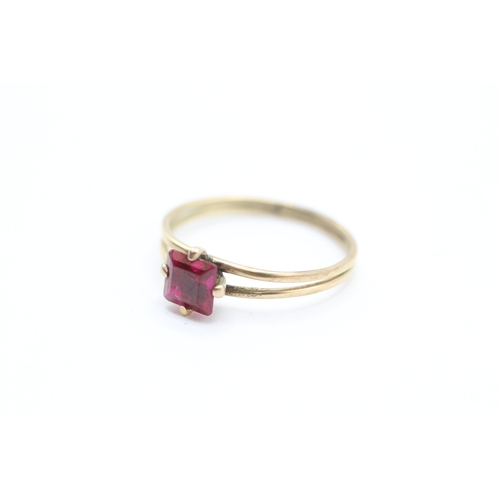 222 - 9ct gold square cut red gemstone solitaire dress ring with split shoulders (1.2g)