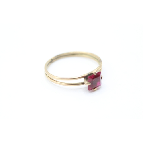 222 - 9ct gold square cut red gemstone solitaire dress ring with split shoulders (1.2g)