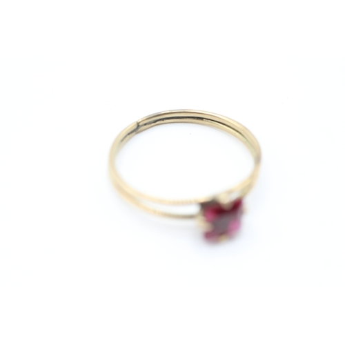 222 - 9ct gold square cut red gemstone solitaire dress ring with split shoulders (1.2g)