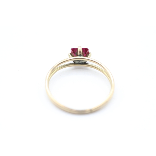 222 - 9ct gold square cut red gemstone solitaire dress ring with split shoulders (1.2g)