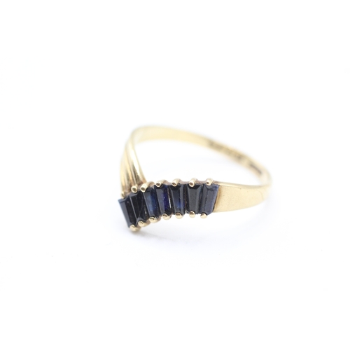 226 - 9ct gold sapphire wishbone dress ring (2g)