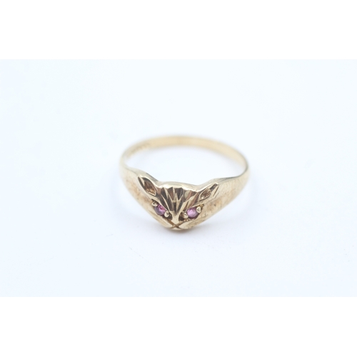 227 - 9ct gold cat dress ring with ruby set eyes (1.2g)