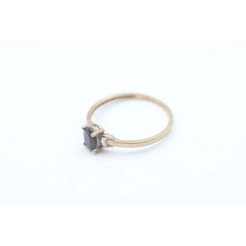 230 - 9ct gold oval cut sapphire solitaire dress ring (0.9g)