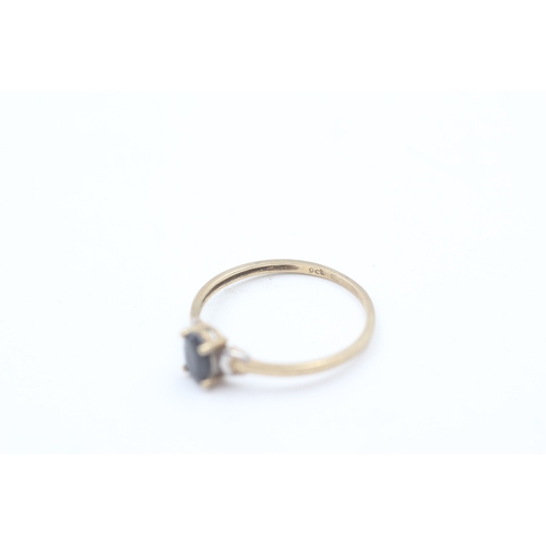 230 - 9ct gold oval cut sapphire solitaire dress ring (0.9g)