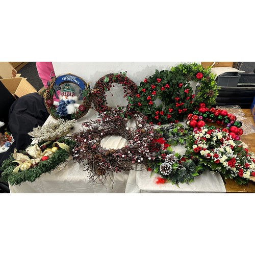 340 - Large selection of Christmas wreaths, various designs and styles