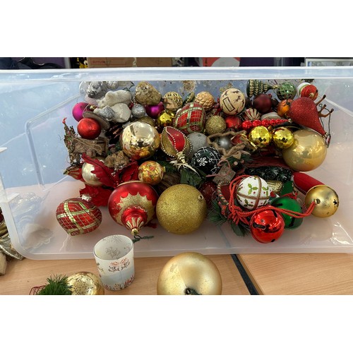 346 - Large selection of mainly gold and red baubles, various sizes and designs